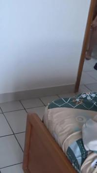 La plajă, mama mea vitregă se pișă și mă lasă să mă masturbez în timp ce se uită la pizda ei mare și păroasă.