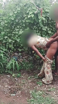 Bini Marathi Mengongkek Pantat Besar Di Luar Monig Yang Kuat