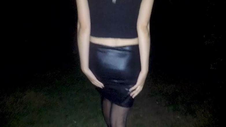 Petite Asian hefburg: Kontejner na asijské ptáky