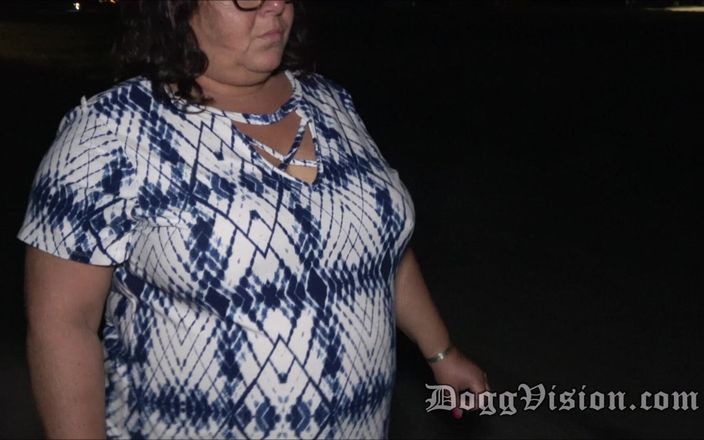 DoggVision: 56-jarige cuckold-vrouw drievoudige creampie in vrachtwagen
