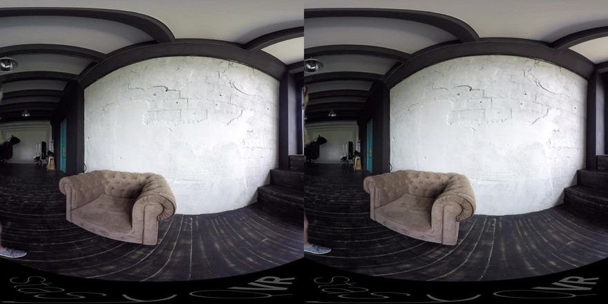 StasyQVR: Сексуальна блондинка роздягається і показує своє туге тіло