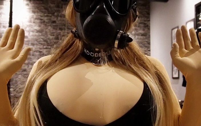 Hooded June: Nueva máscara de sexo