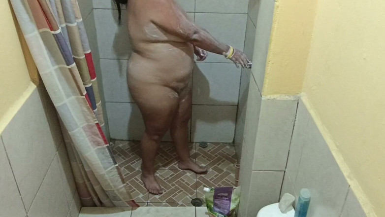 Stepmom_with_big_tits: Diese dusche war am ende sehr heiß, weil meine brüste...