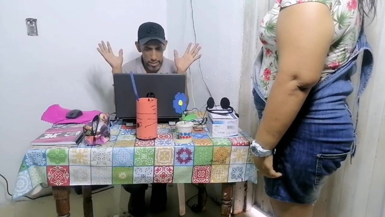 Adribella69: Služka pracuje tím, že se pohybuje svým velkým zadkem, zatímco se...