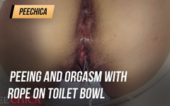 PeeChica: Čůrání a orgasmus s lanem na záchodové míse