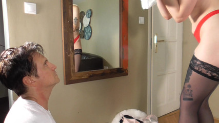 Femdom Austria: Reuzin lange godin Ava vernederen en melkslaaf