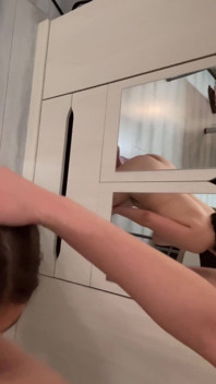 Monika suka kontol lembut saudara tirinya