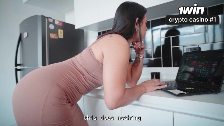 Kylei Ellish: MILF Divorziata Scopa Una Nerd Vergine per Aiutarla a Investire...