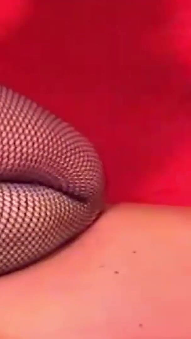 EroticOnly Fetish: Dominante blonde milf pint haar geblinddoekte slaaf diep vast