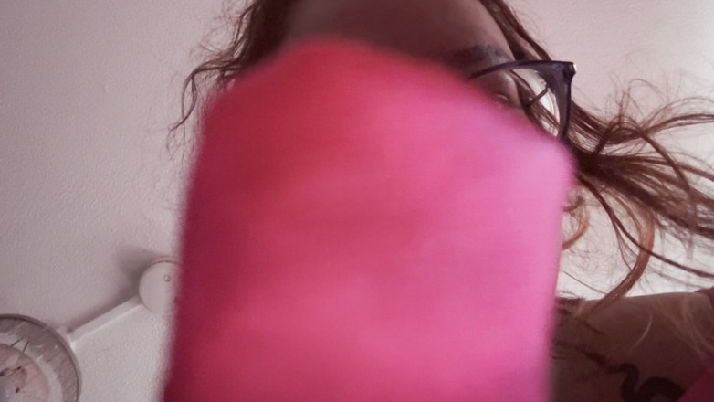 Daizyyy: Seksi tombul bebek vücuduyla oynuyor