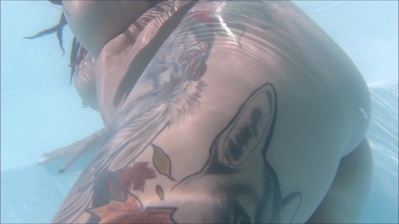 The adventures of Mr Creampie: Mr Creampie mengongkek Cheyenne di kolam renang