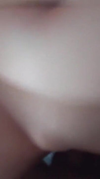 Minha meia-irmã me seduziu com sua tanga sexy, eu tive que colocar meu pau nela