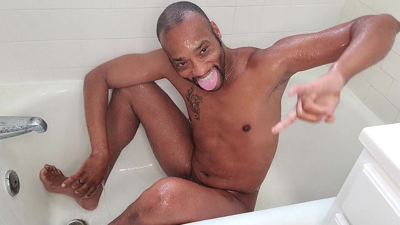 Kennie Jai: Kennie Jai pisse sur lui-même dans la salle de bain