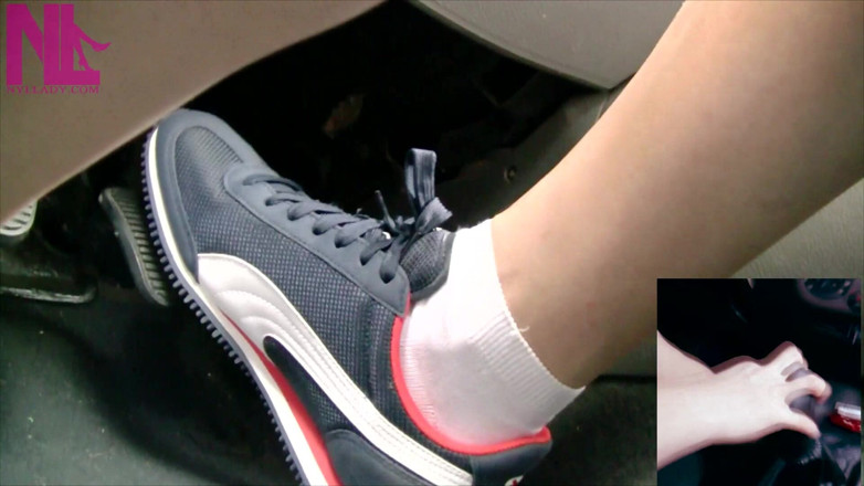 Nyllady: Conducând în adidași Blue Nike și șosete albe