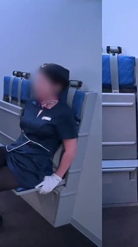 Pramugari dan seks pesawat dia membuatku ereksi lagi dan lagi sampai aku di ambang ejakulasi