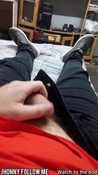 Hunk szarpie swojego kutasa, aby zdobyć zwolenników Faphouse