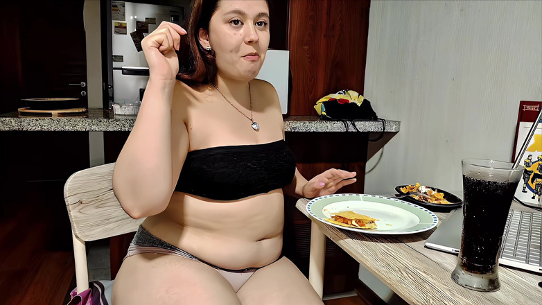 Nicole Passat: ニコールのタコススタッフィング - お腹が大きくなるのを見てみましょう!