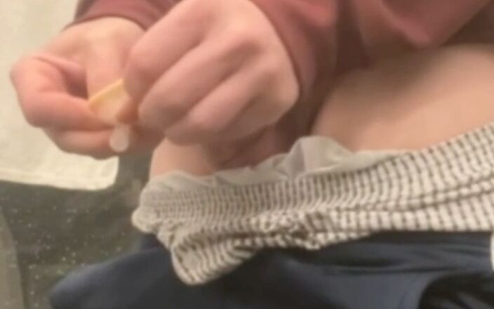 AmateurMates: Amatoare excitată Flatmate ejaculează în prezervativ în Adidas Sportswear