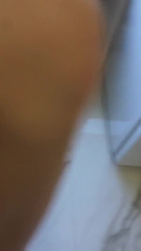 Miluje ptáka nevlastního táty
