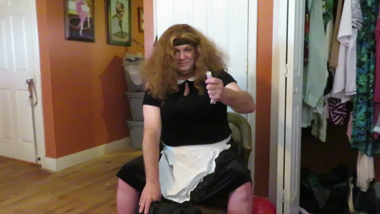 BBW nurse Vicki adventures with friends: Naughty maid Brittney forgot her lipstick in car is made...
