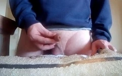 Rakaman dekat John kencing pada tuala