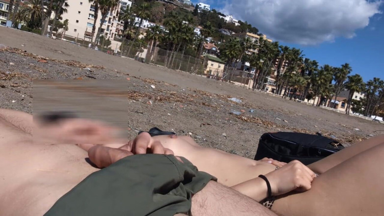 SweetJaneOfficial: Berkelip batang di sebelah awek bertelanjang atas yang dia lihat