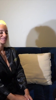 Blonde MILF Met Enorme Borsten Wil Zo Hard Mogelijk Geneukt Worden!