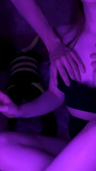 Un'amica arrapata mi ha invitato a masturbarmi sulle sue grandi tette