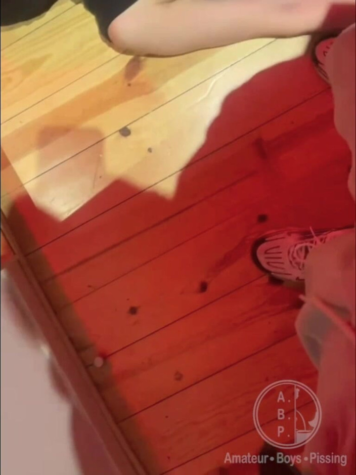 AmateurBoysPissing: 친구의 입에 잔을 들고 오줌 싸는 아마추어 소년