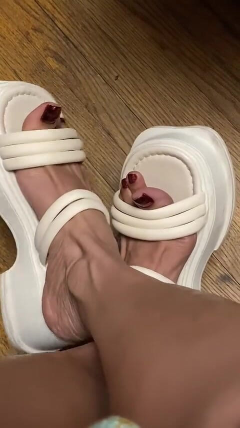 Naelor: Melove đôi chân nhỏ gợi cảm trong đôi sandal trắng của cô ấy