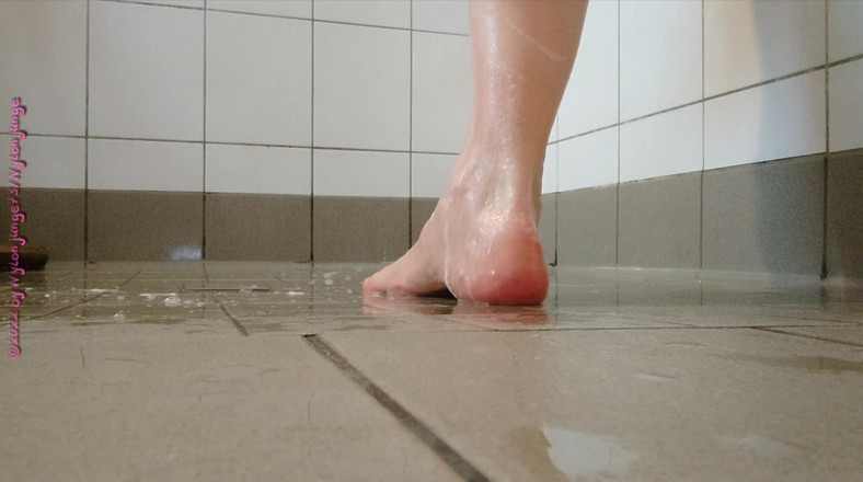 Carmen_Nylonjunge: Plakkerige voeten onder de douche