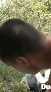 Sledujte nadržené hřebce, jak se dělají a šukají venku