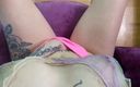Bladd models: POV Sexig tatuerad brud Mika Flores med genomborrade bröstvårtor onanerar...