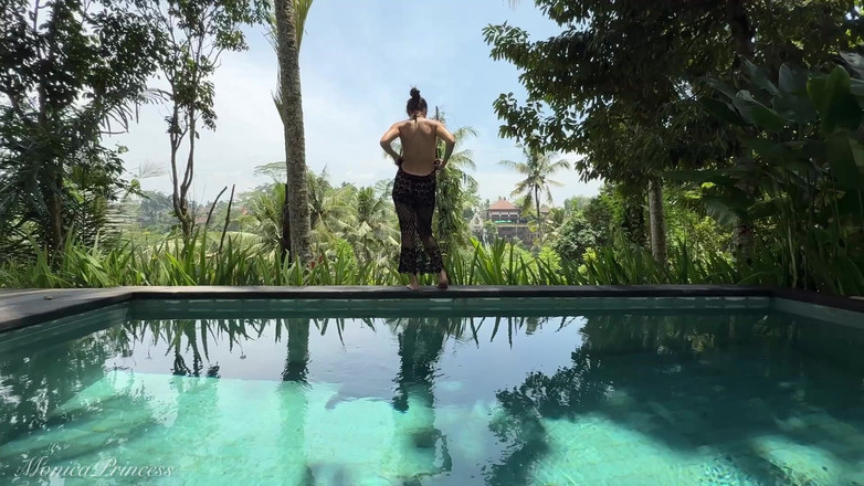 Princess Monica: Plagen in doorzichtige jurk buiten bij het zwembad, strip