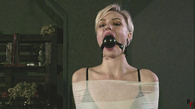 RF studio: Bosá Astrid je mumifikována bílými obvazy a těsně s roubíkem