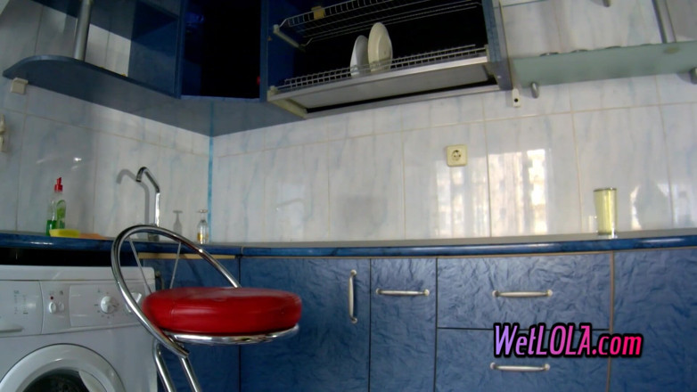 Wet Lola: Sexy bionda piscia in cucina