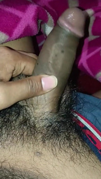 Băiat indian care se masturbează pasional noaptea