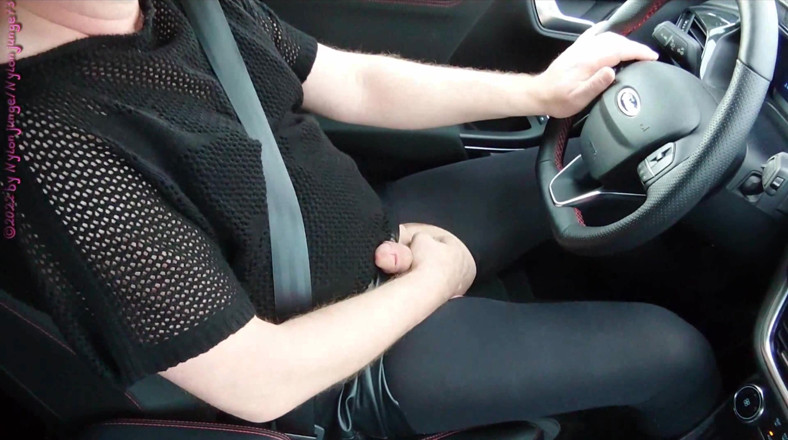 Carmen_Nylonjunge: Sexy frivolous v autě 2. Crossdresser