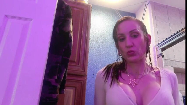 Zoey Portland: Zoey 波特兰色情明星在出庭前的浴室里玩弄她的阴户