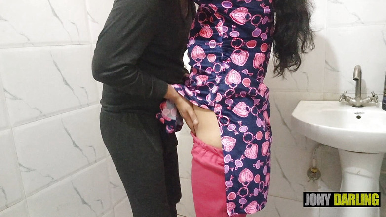 Jony Darling: 화장실에서 다리를 들어 올리고 엉덩이에 자지를 삽입하는 시누이, 힌디어 오디오로 비디오 보기