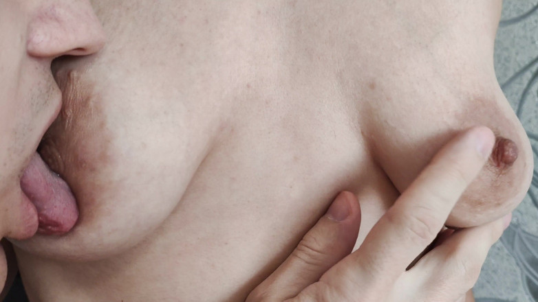 Nipple Stock: Con trai riêng nhận thấy chiếc áo thun ướt át của mẹ kế...