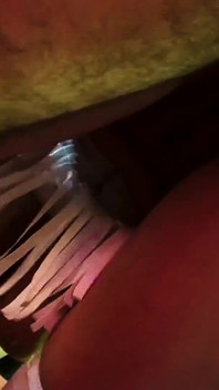 Cassie ve Abbey külotlarını bir kenara çekiyor ve vahşi grup sekste dölle kaplanıyor
