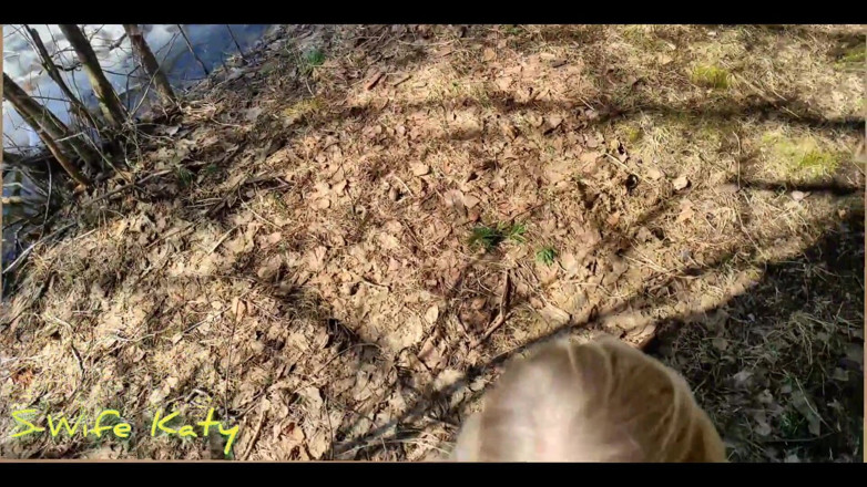 S-Wife Katy: Une salope mariée voulait du sexe dans les bois pendant...