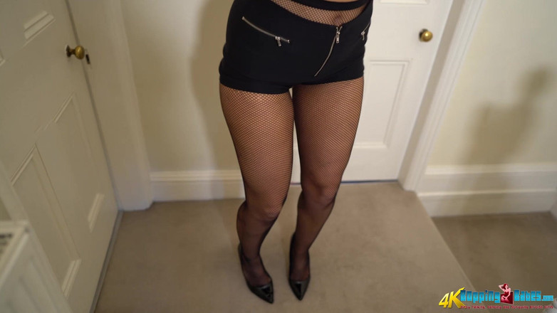 Bopping babes: Millie Rose - petite strip-tease coquine