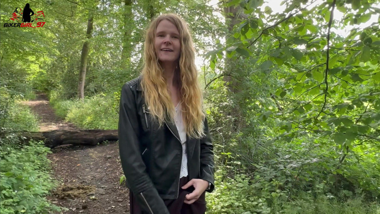 Bikergirl_97: In het midden van de wandelroute is het poesje bezorgd!