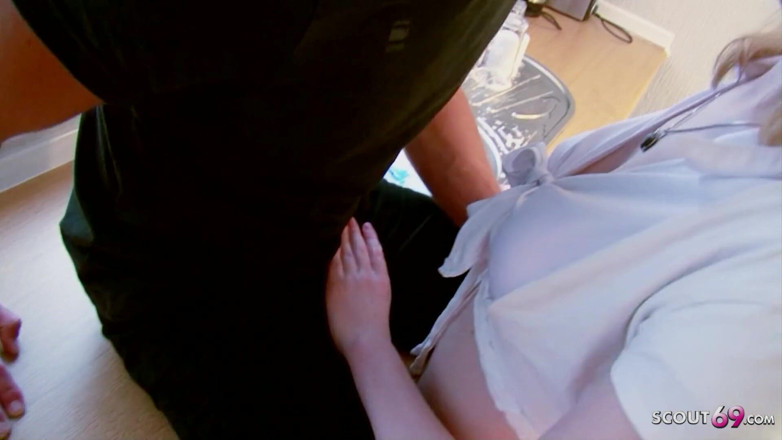 Full porn collection: Magere studententiener Jessica Lowe wordt geneukt door stiefbroer in de...