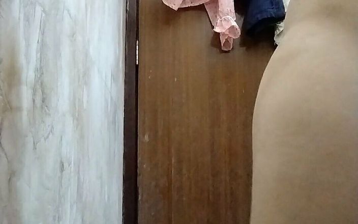 Riyathakur: Ateşli figürlü Hintli evli kadın banyo yapıyor
