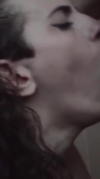 Instalatér přišel opravit potrubí a dostal se do její kundičky