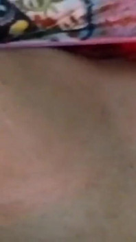 Doamnă sexy cu înregistrare de acasă se joacă cu pizda cu vibrator pizdă matură păroasă