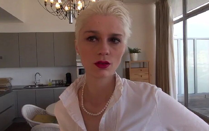 Magmafilm: ショートヘアと大きな胸を持つセクシーな若いドイツ人熟女